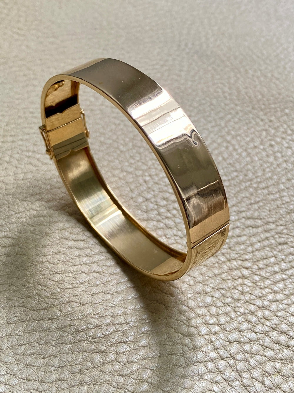 1962 Wide Hinged Bangle in 18k gold - Etched Curls Pattern - Stockholm, Sweden - 7 inch interior