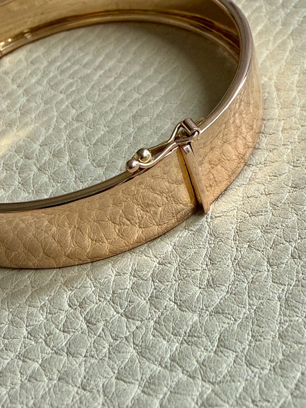 SUBLIME Midcentury Era Smooth 11.5mm Wide 18k gold Hinged Bangle - 7.25 inch interior circumference