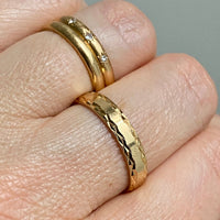 18k gold ring with diamond cut sparkle detail - size 8.5