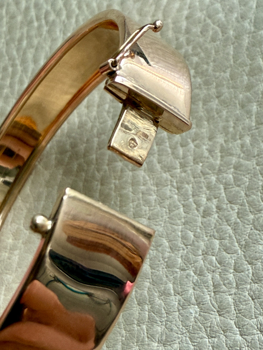 SUBLIME Midcentury Era Smooth 11.5mm Wide 18k gold Hinged Bangle - 7.25 inch interior circumference