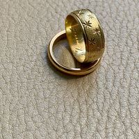 Midcentury Scandinavian vintage - Star etched 18k gold band ring