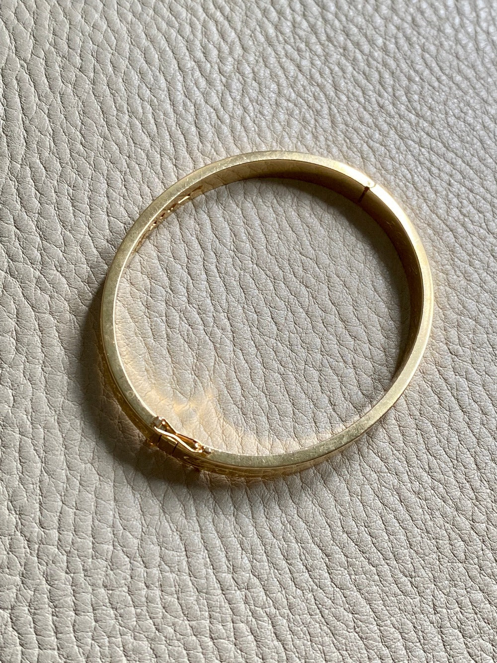 Made in 1951 - 18k gold hinged bangle with etched floral motif - By Heribert Engelbert - Stockholm, Sweden