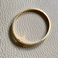 Made in 1951 - 18k gold hinged bangle with etched floral motif - By Heribert Engelbert - Stockholm, Sweden