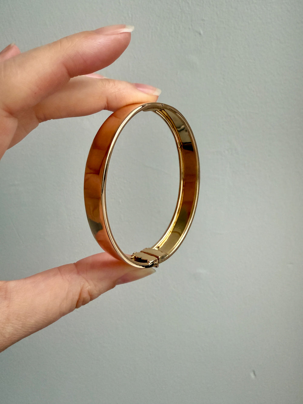 SUBLIME Midcentury Era Smooth 11.5mm Wide 18k gold Hinged Bangle - 7.25 inch interior circumference
