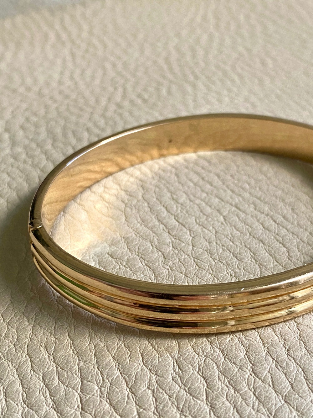 Made in 1952 - 18k gold hinged bangle with ridged hemispheres