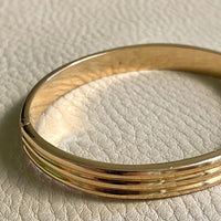 Made in 1952 - 18k gold hinged bangle with ridged hemispheres