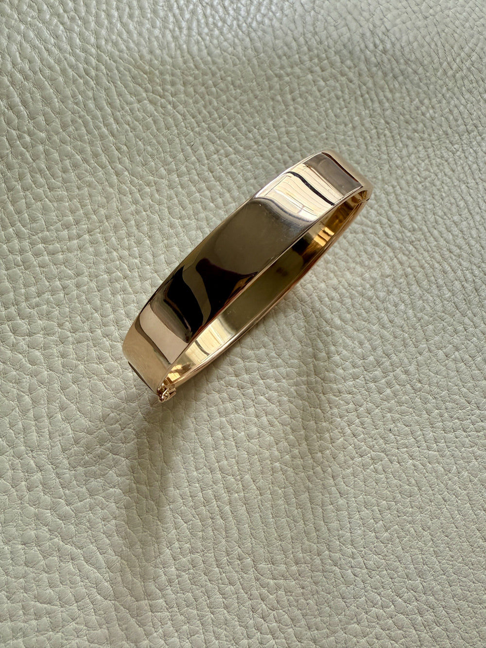 SUBLIME Midcentury Era Smooth 11.5mm Wide 18k gold Hinged Bangle - 7.25 inch interior circumference