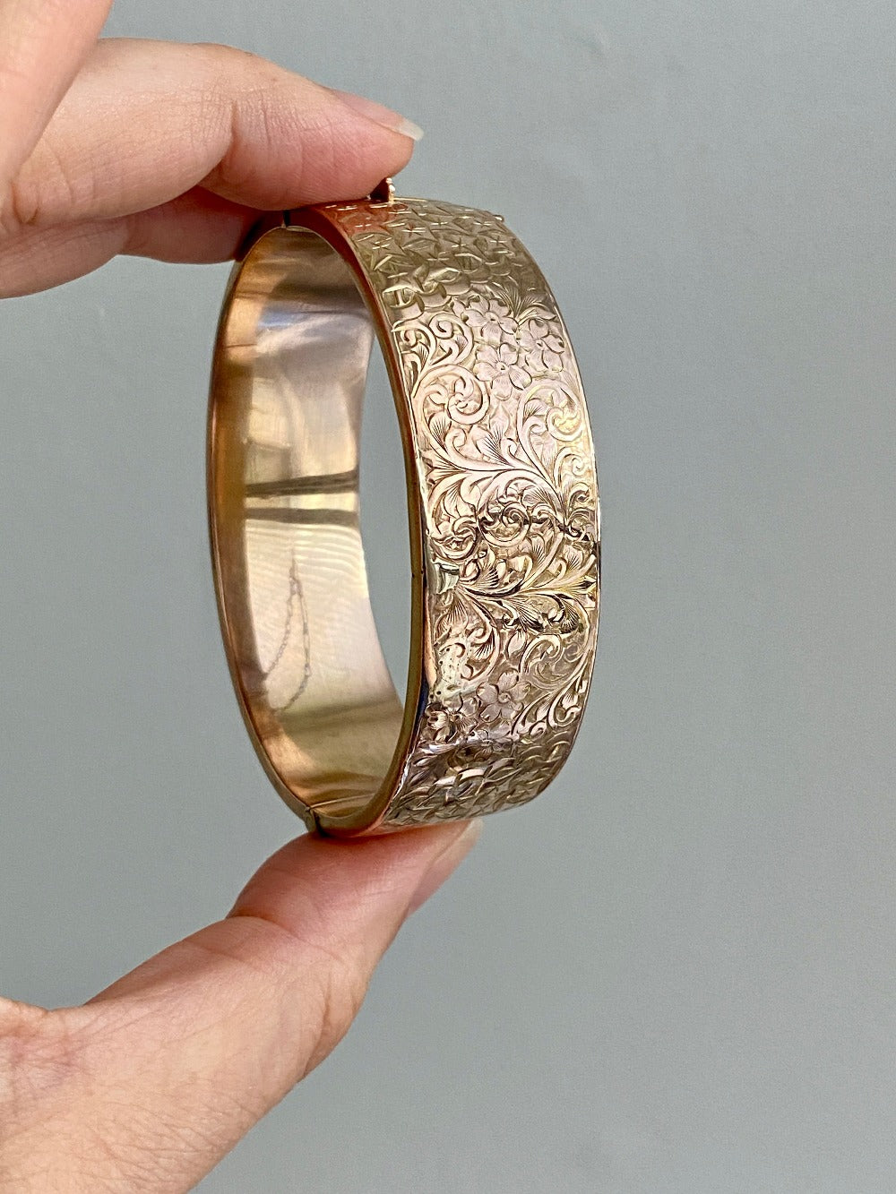 Antique floral engraved wide hinged 9k bangle - Birmingham, England