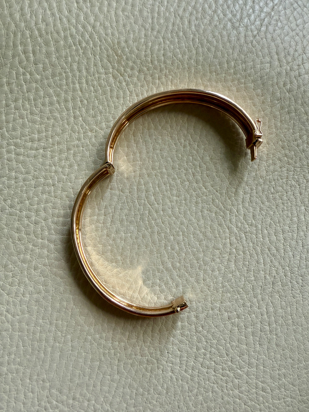 SUBLIME Midcentury Era Smooth 11.5mm Wide 18k gold Hinged Bangle - 7.25 inch interior circumference