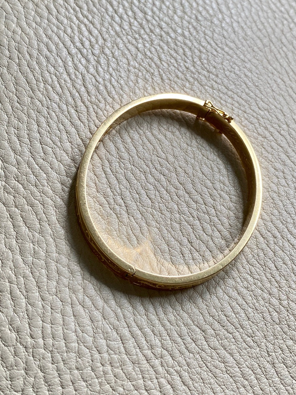 Made in 1951 - 18k gold hinged bangle with etched floral motif - By Heribert Engelbert - Stockholm, Sweden
