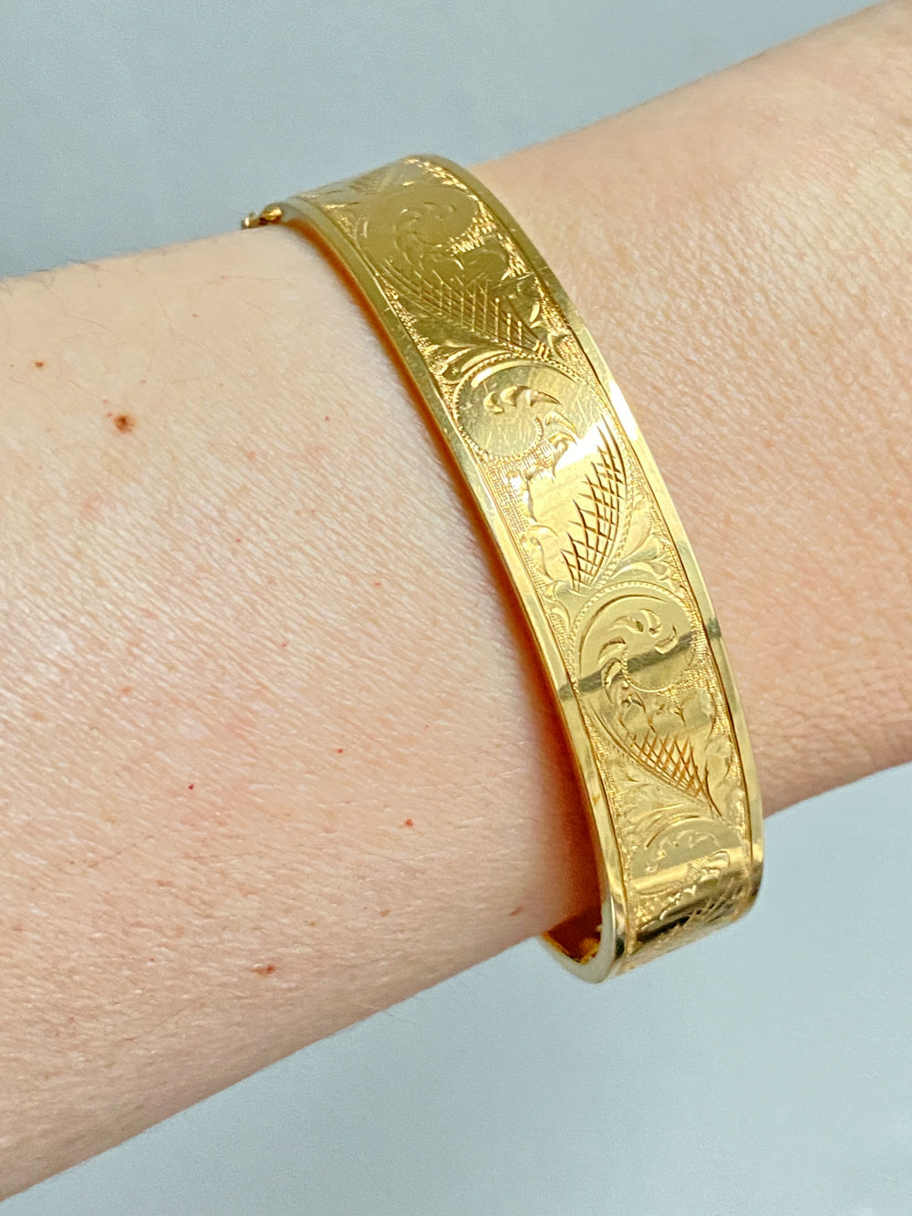 1962 Wide Hinged Bangle in 18k gold - Etched Curls Pattern - Stockholm, Sweden - 7 inch interior