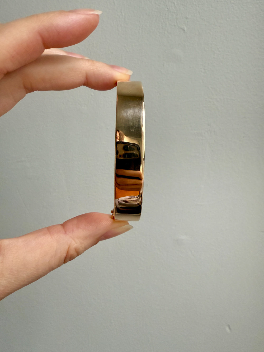 SUBLIME Midcentury Era Smooth 11.5mm Wide 18k gold Hinged Bangle - 7.25 inch interior circumference