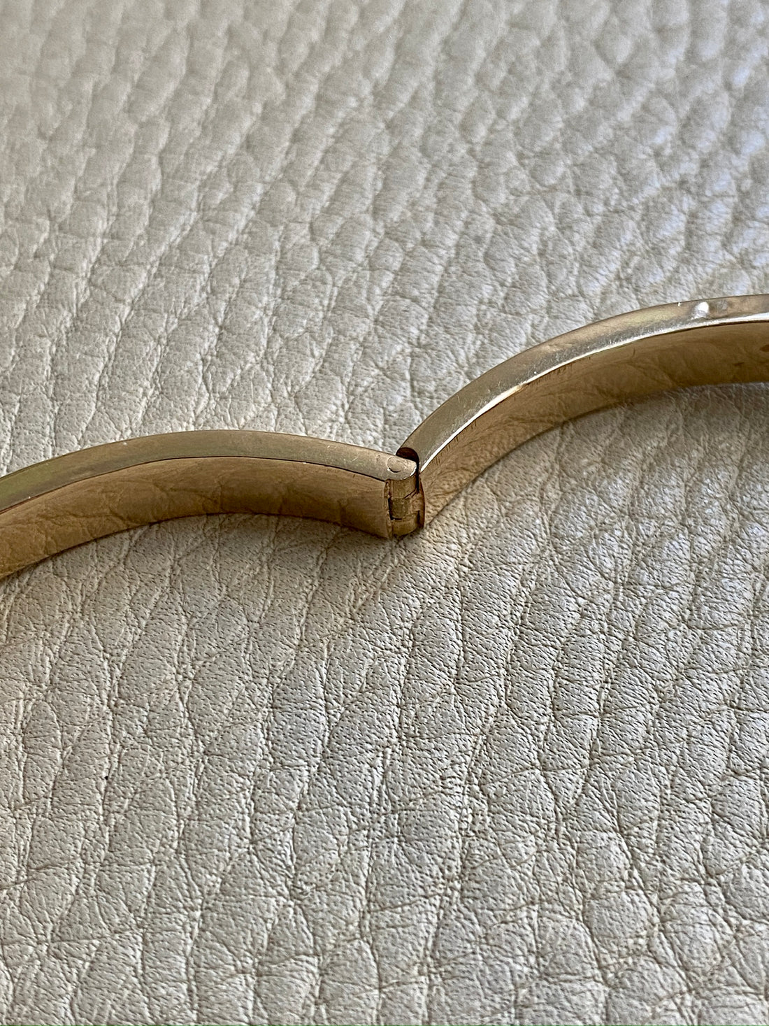 Midcentury era Scandinavian vintage 18k Gold hinged bangle