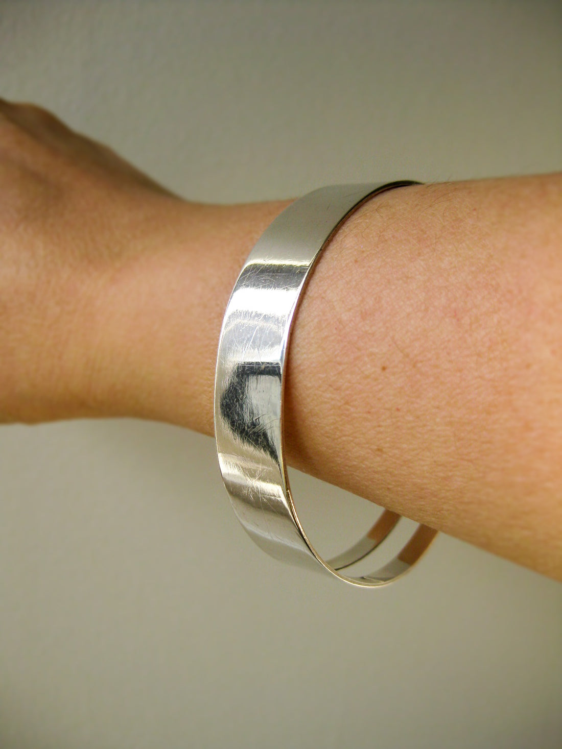 1965 Modernist Finnish silver polished bracelet with oval cutout