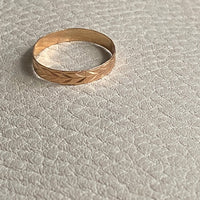 Scandinavian vintage 18k gold ring with botanical patterning- size 9.5
