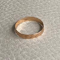 Scandinavian vintage 18k gold ring with botanical patterning- size 9.5