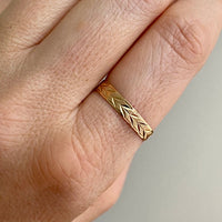Scandinavian vintage 18k gold ring with botanical patterning- size 9.5