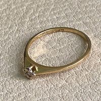 Finnish 18k gold ring with tiny brilliant cut diamond in flower setting- size 5