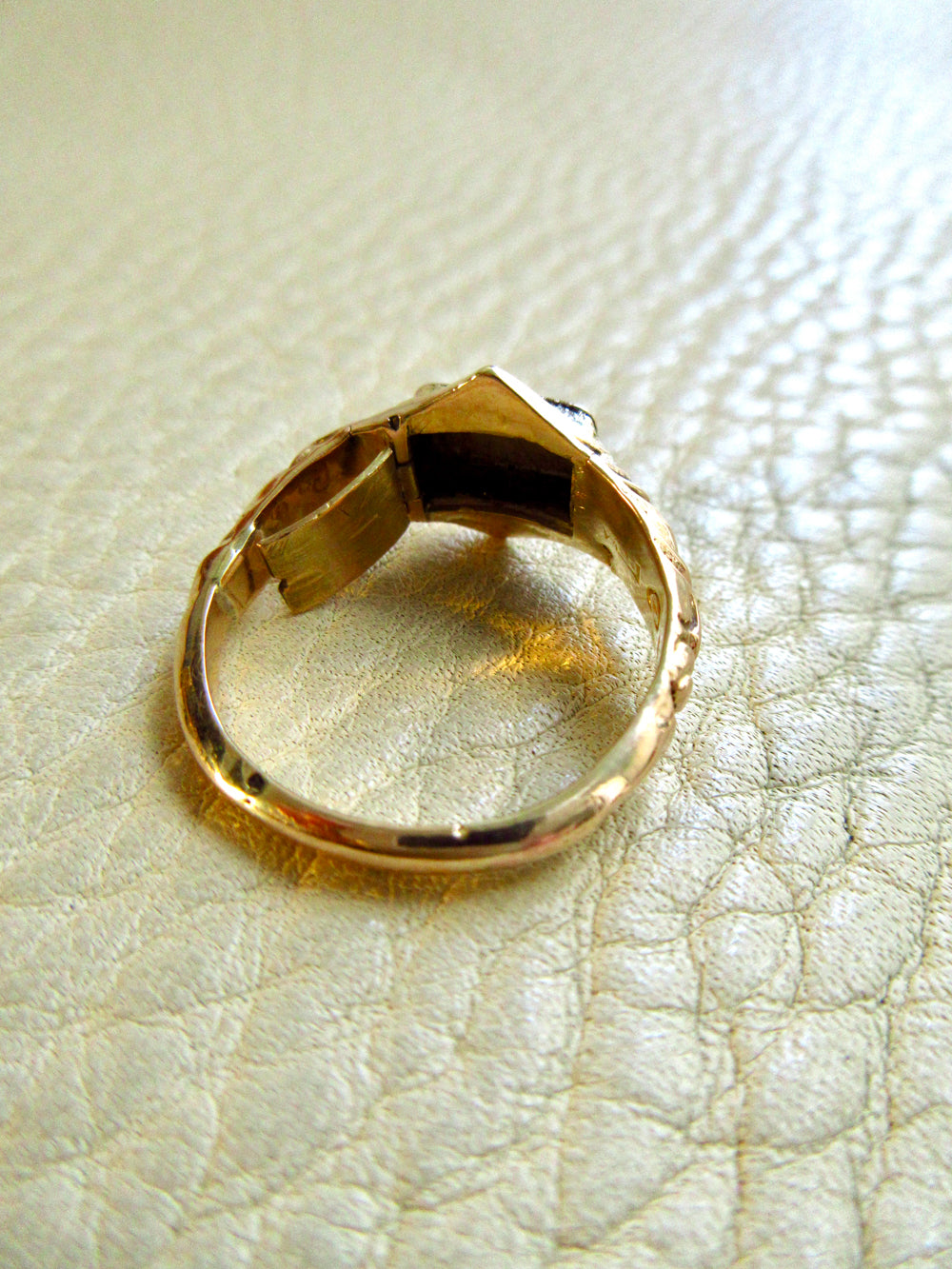 1847 Antique 18k Gold Mourning Ring with Secret Compartment – Size 7.5
