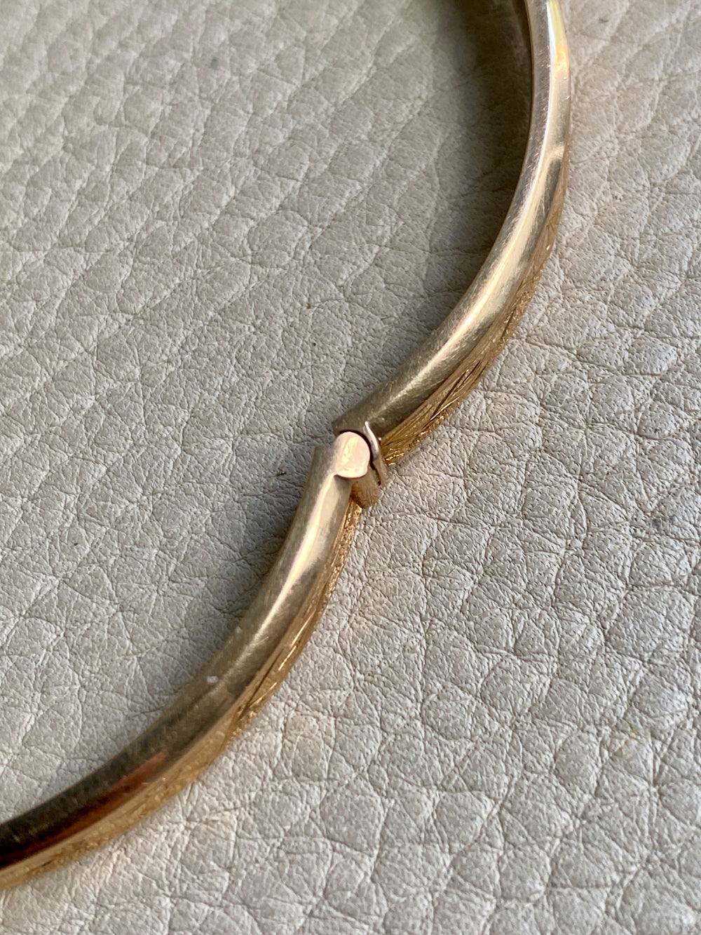 1950 Finnish Hinged Bangle with Botanical Flowers and Leaves Engraved Pattern 14k Yellow Gold - 6.8 inch interior