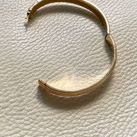 Made in 1952 - 18k gold hinged bangle with ridged hemispheres