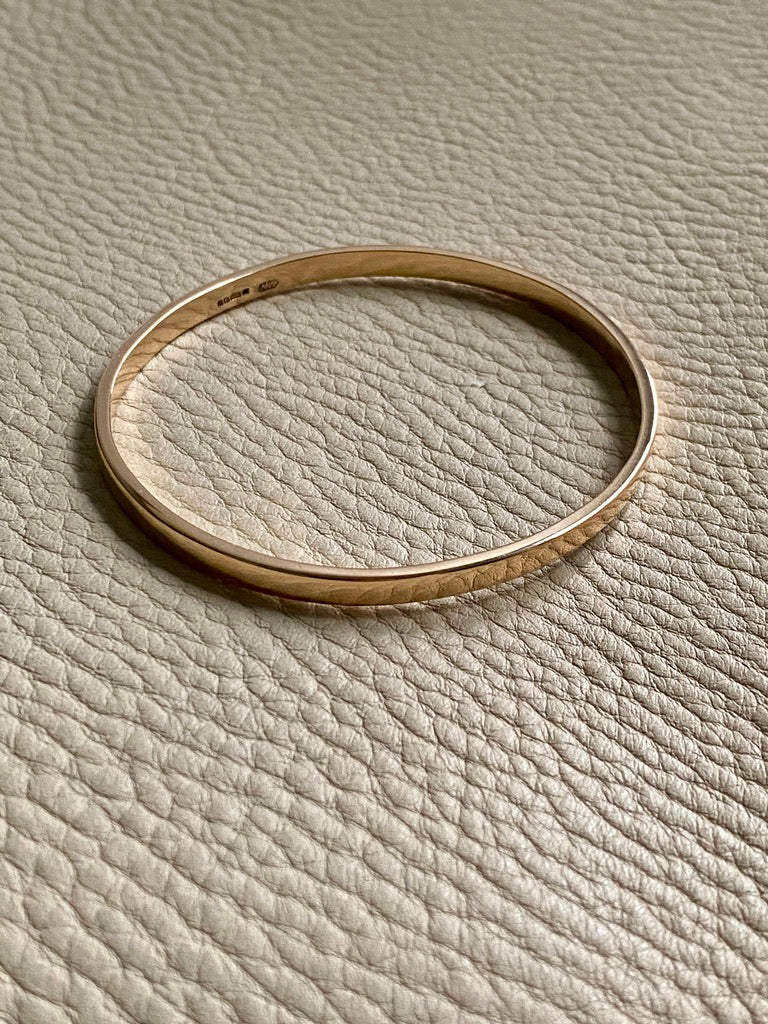 A Forever bracelet! English vintage 18k Gold solid formed bangle