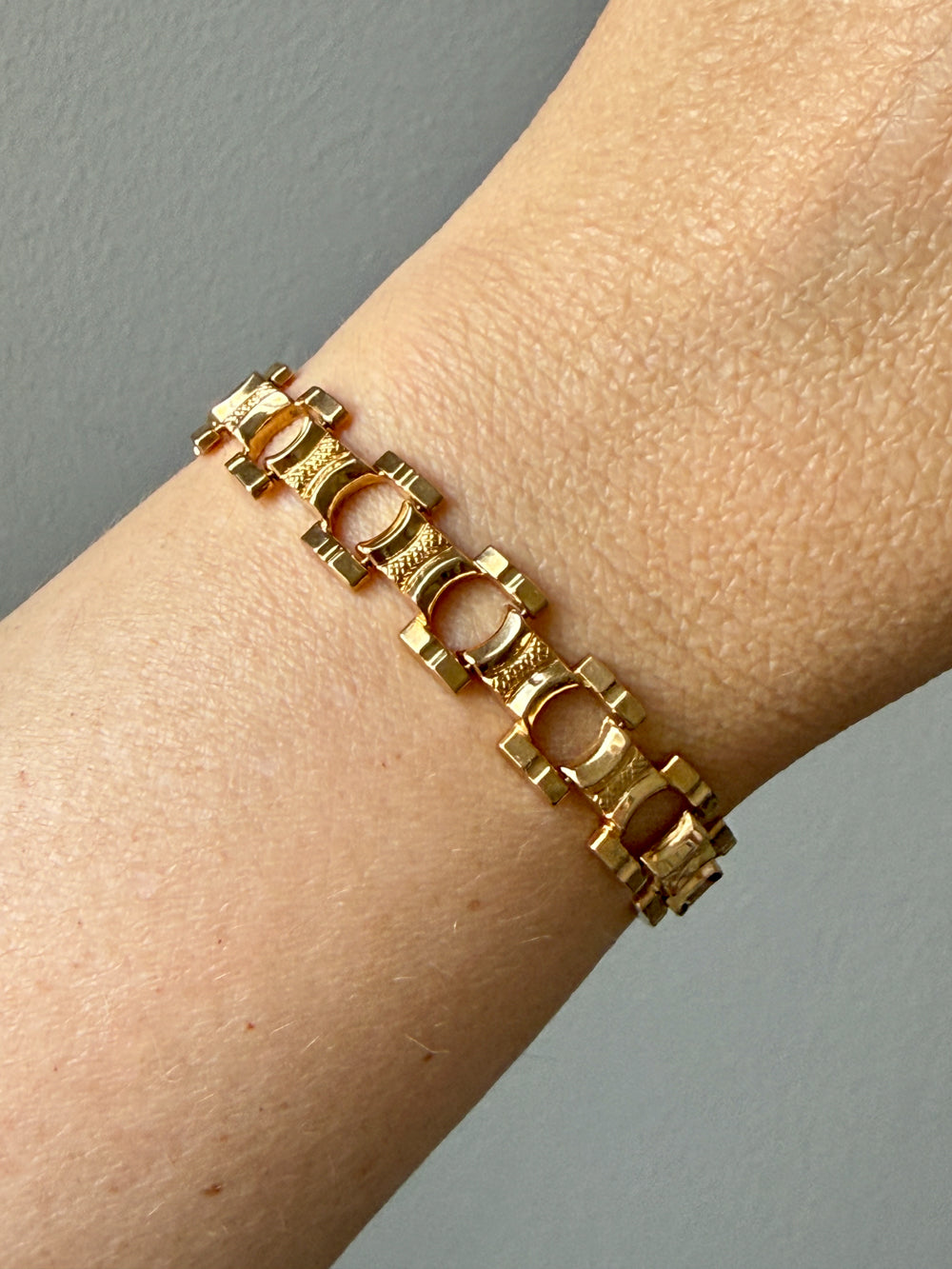 1960s Vintage Italian Dimensional Link Bracelet 18k Gold – 7.25 Inch Length