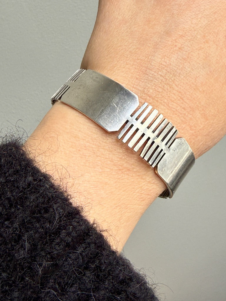 1967 Isaac Cohen signed Bangle Bracelet in Sterling Silver – 8.1 inch interior circumference