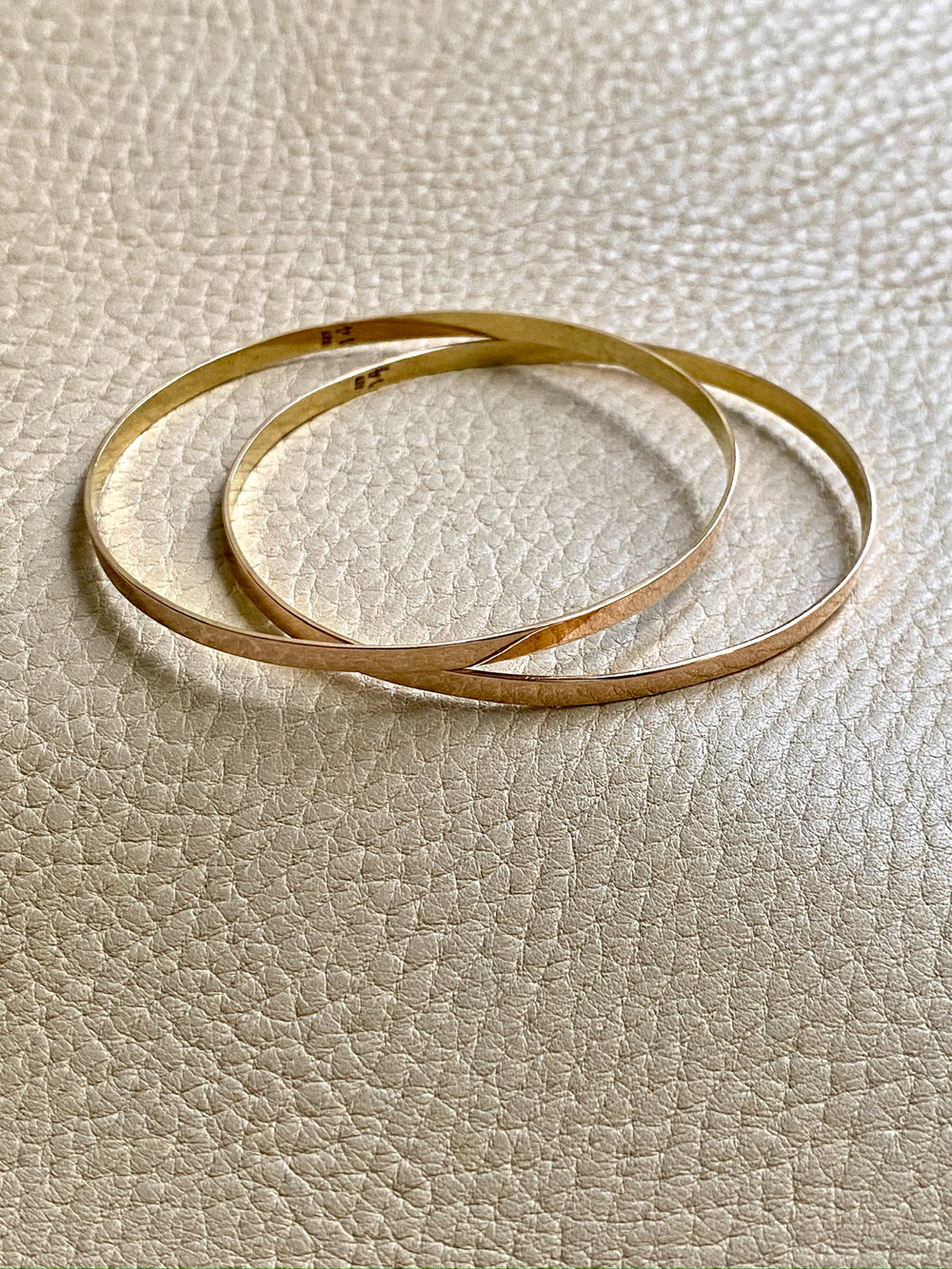 Vintage 14k solid gold bangle - 8.25 inch interior circumference