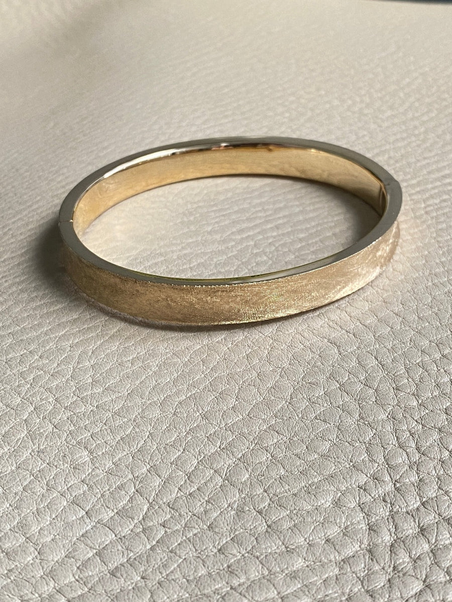 A beauty! 14k gold textured hinged bangle bracelet