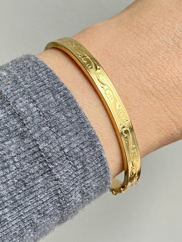 Made in 1951 - 18k gold hinged bangle with etched floral motif - By Heribert Engelbert - Stockholm, Sweden