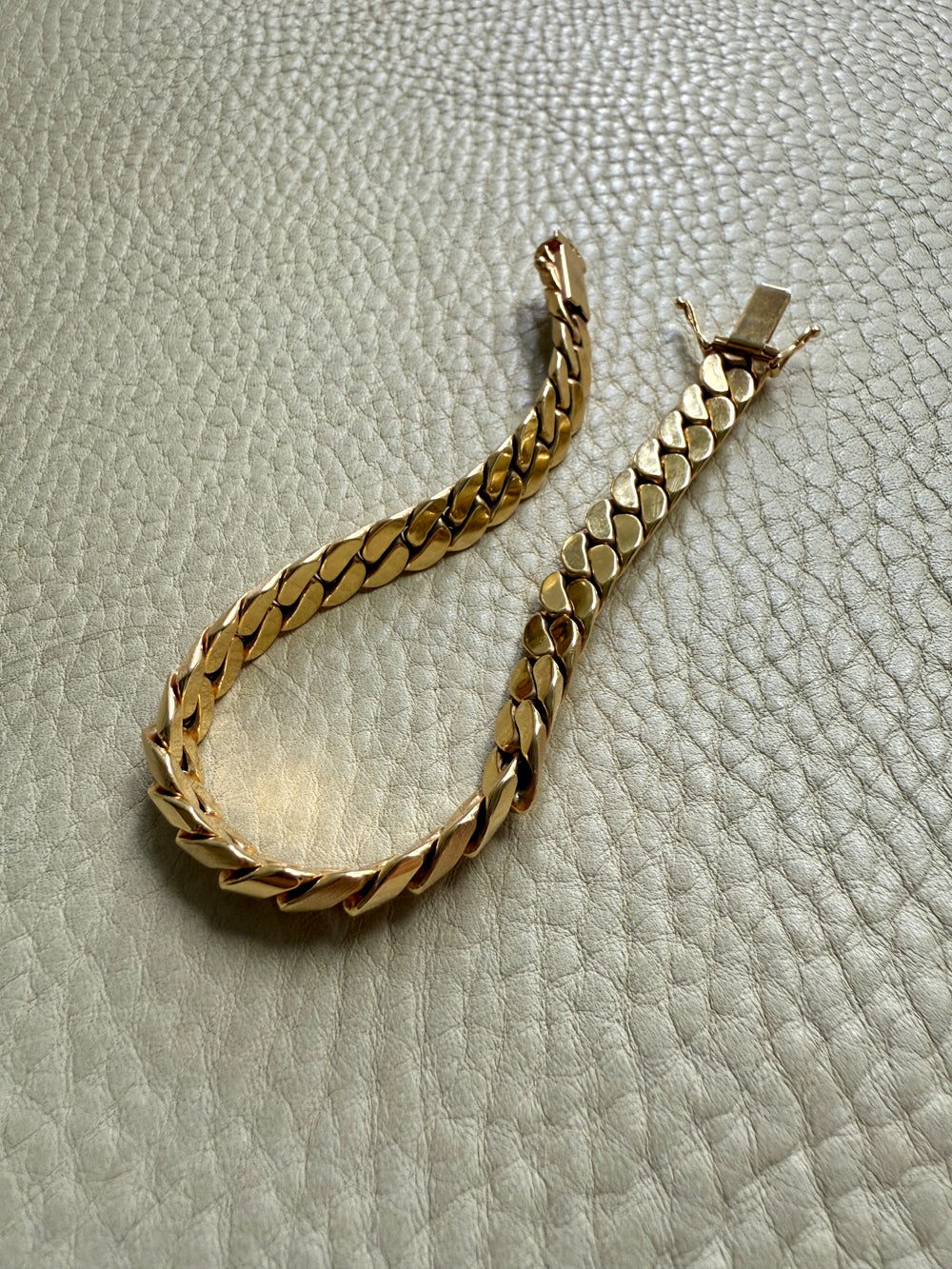 Impeccable! Vintage European 14k gold Tight Curb Bracelet with Alternating Link Texture - 7.7 inch length