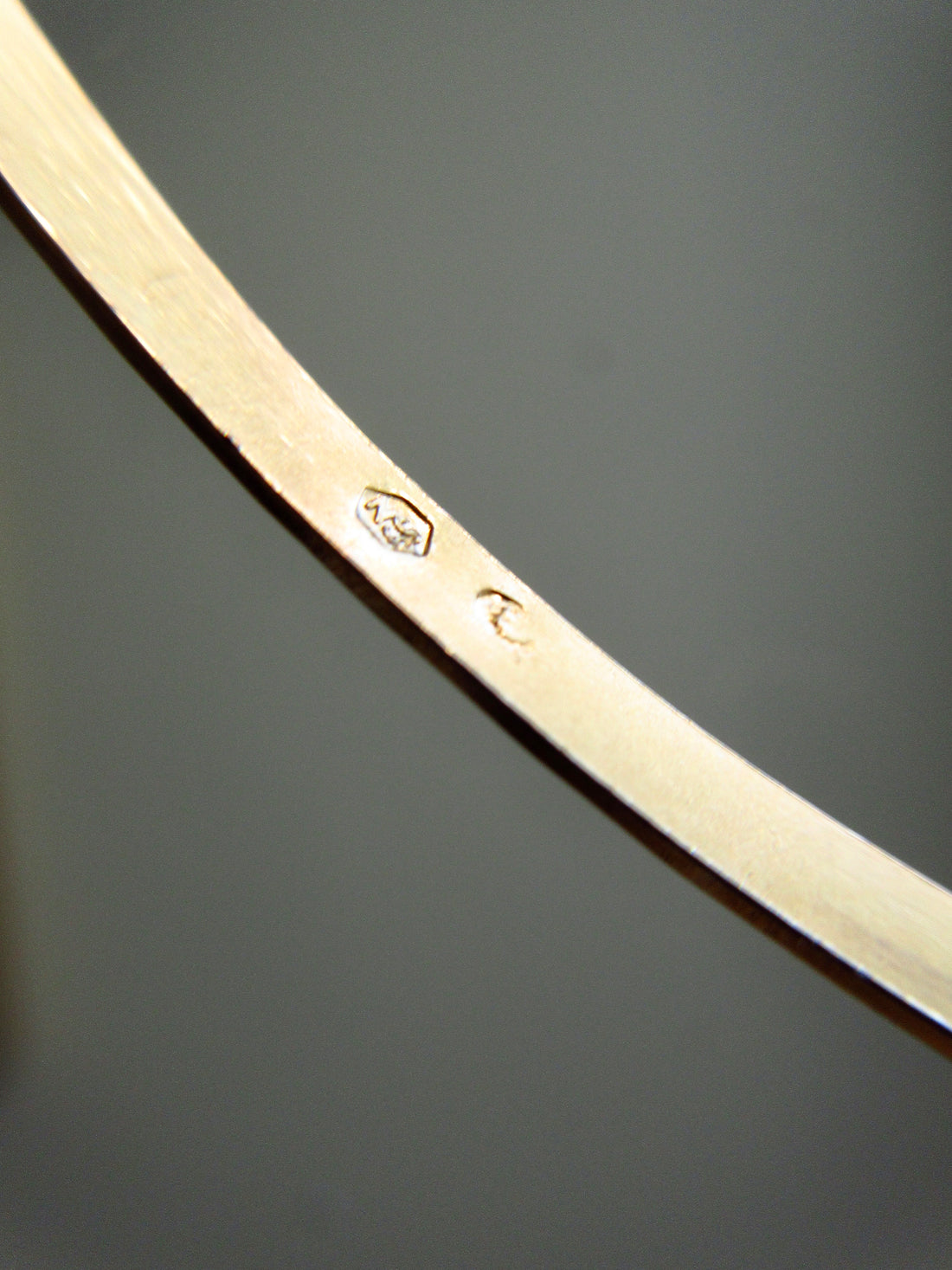 1950s era Vintage Faceted Bangle Bracelet 18k Gold – 8.5 Inch Interior Circumference