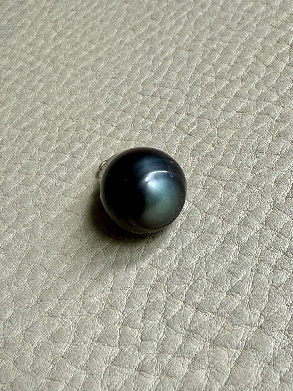 Large Tahitian Black Pearl Pendant on 18k white gold bail - 0.8 inch drop