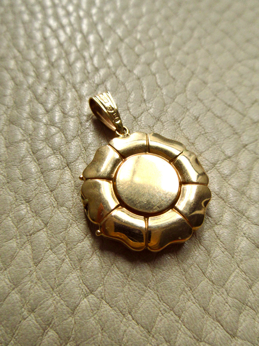 1946 Swedish 8 Petal Flower Locket Pendant 18k Gold – 0.9 inch diameter