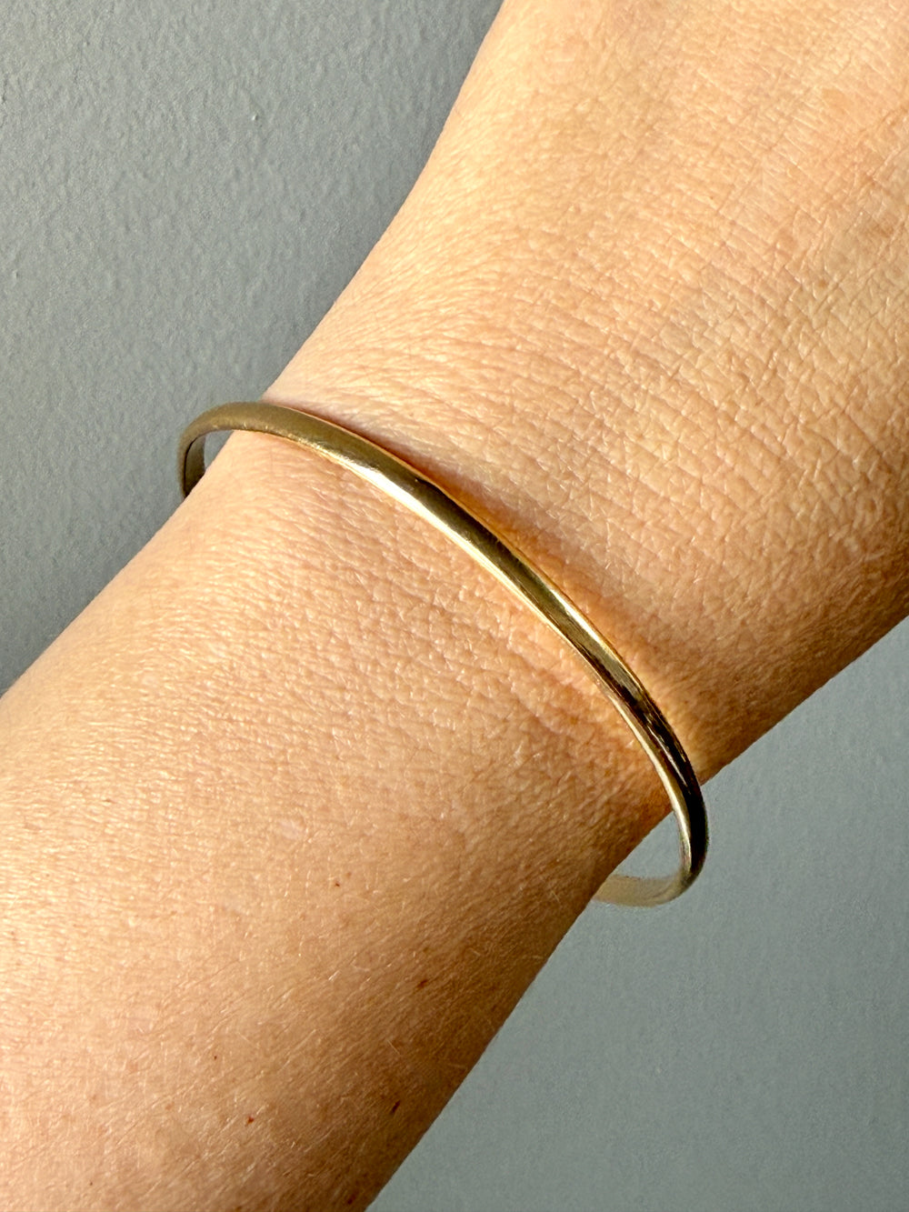 Vintage 18k Gold Circular Solid Bangle Bracelet – 8.6 Inch Interior Circumference