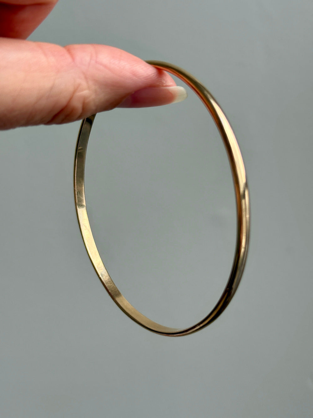Vintage 18k Gold Circular Solid Bangle Bracelet – 8.6 Inch Interior Circumference