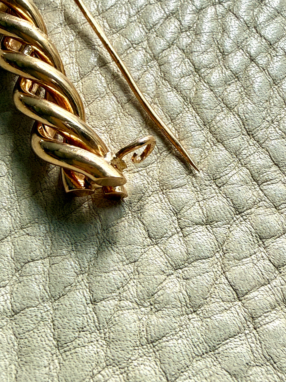 1937 Vintage Twist Brooch in 18k Gold by GD&Co – 1.6 inch