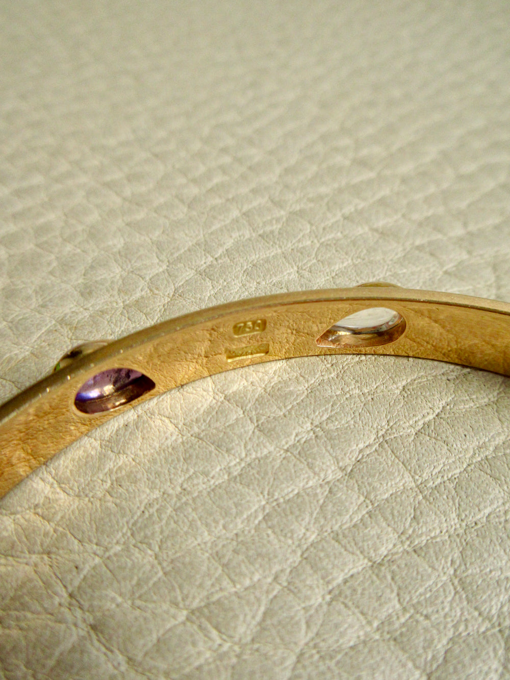 Mid-Century Danish Rainbow Teardrop Gemstone Bangle Bracelet 18k Gold – 7.6 Inch Circumference