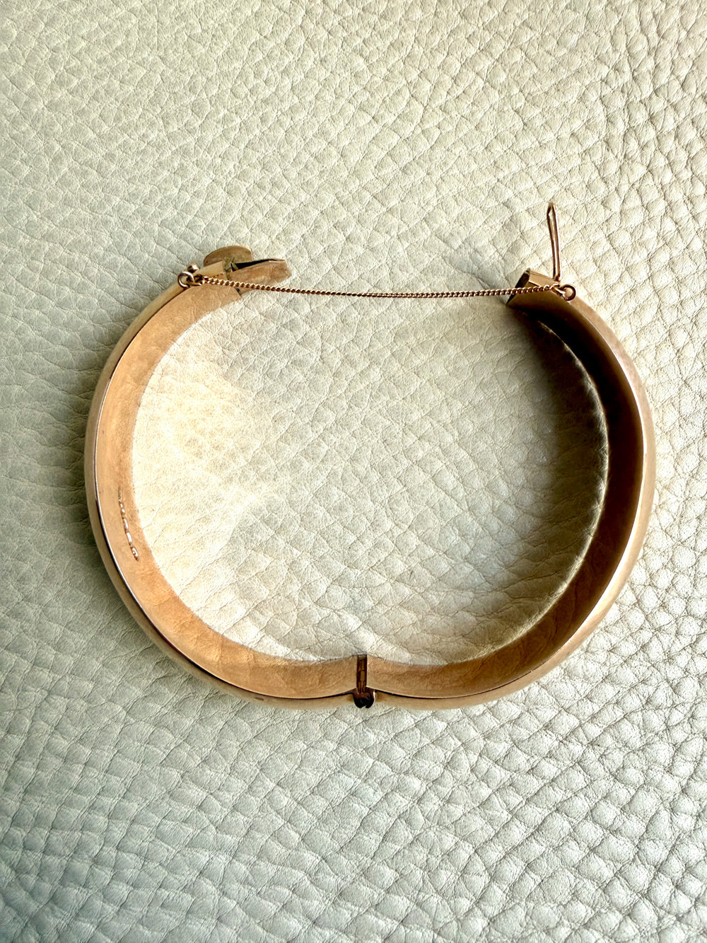 BEAUTIFUL! 1966 Finnish Vintage Round Wide Hinged Bangle 14k Gold- 7.3 inch interior circumference