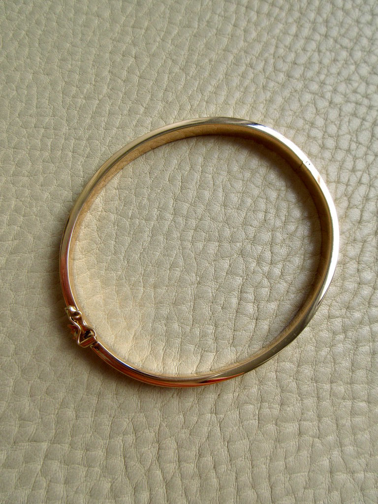 1950s era 18k Gold Hinged Bangle Bracelet – 7.25 Inch Interior Circumference