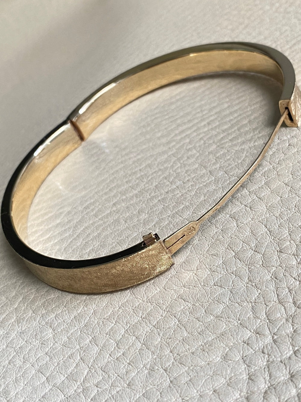 A beauty! 14k gold textured hinged bangle bracelet