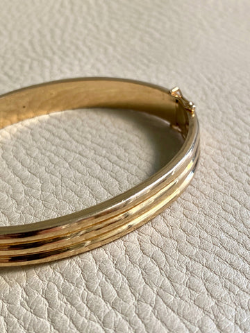 Made in 1952 - 18k gold hinged bangle with ridged hemispheres