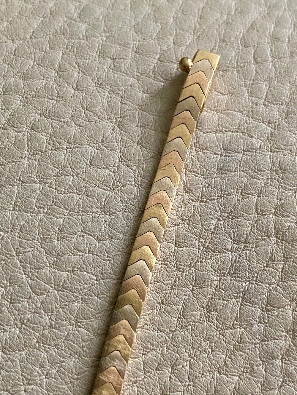 SLEEK! 18k gold tri-color vintage chevron pattern bracelet - 7 inch length
