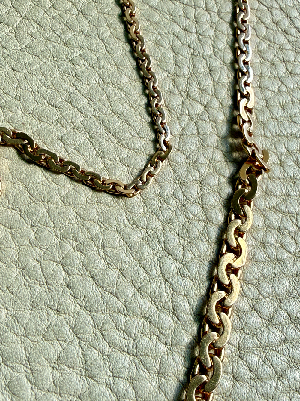 Early to Mid 20th Century era 18k gold Virola Link Necklace - Graduated width - 27.5 inch length