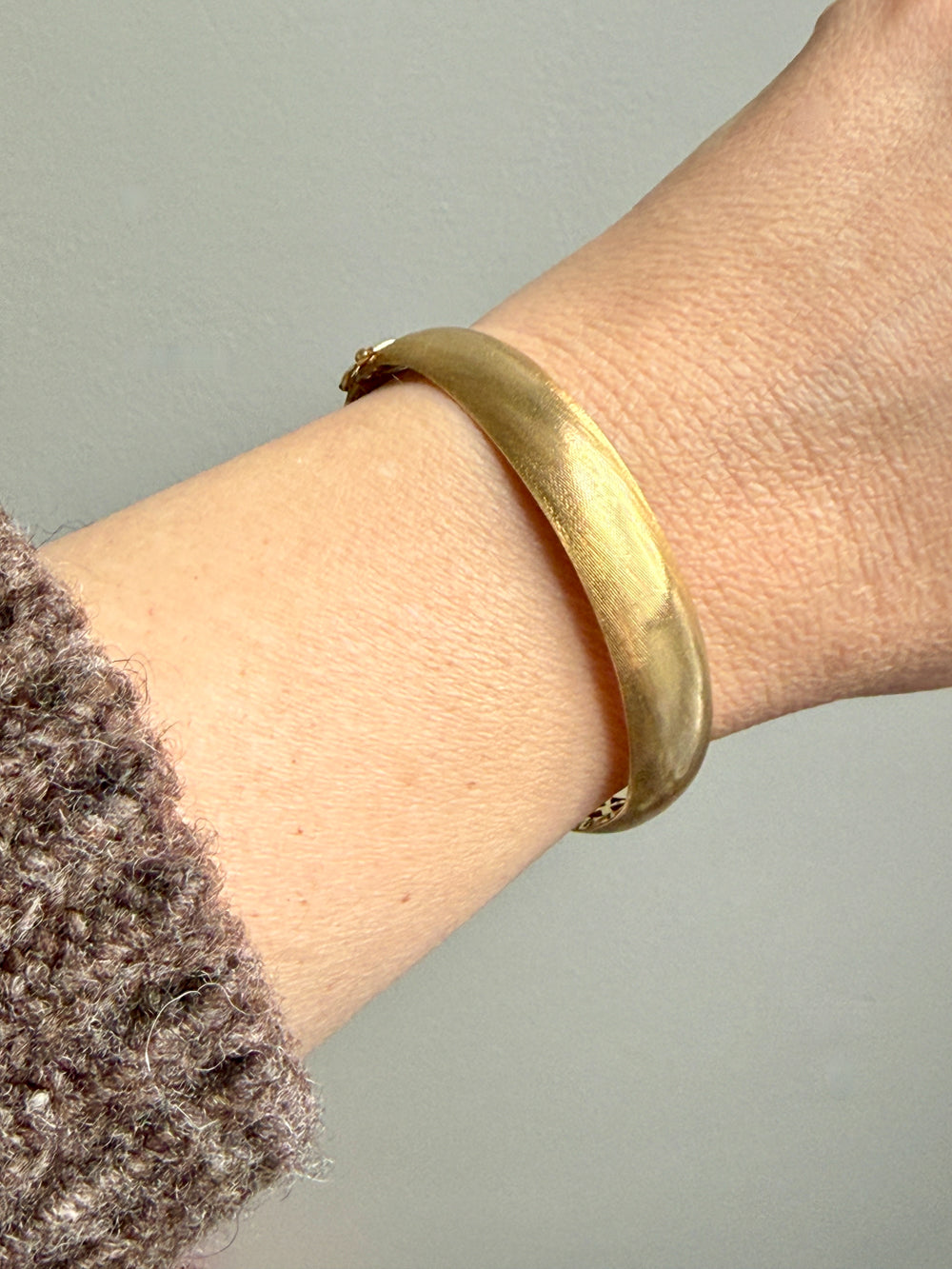 18k Gold Italian Midcentury Hinged bangle - 6.9 inch interior circumference