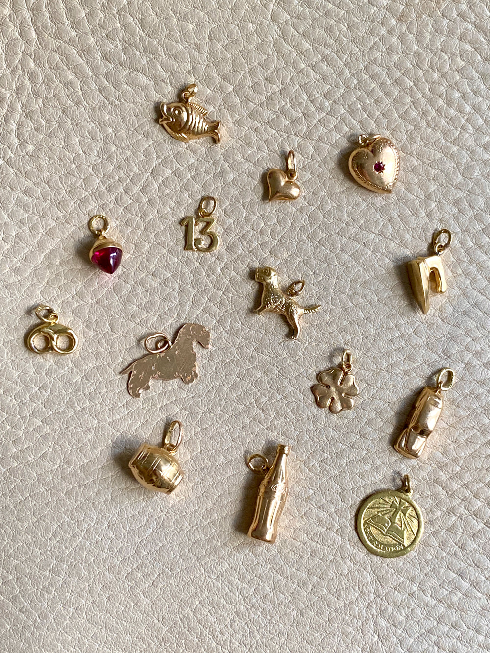 18k gold Swedish vintage charm or pendant - Pretzel - made 1923-1965