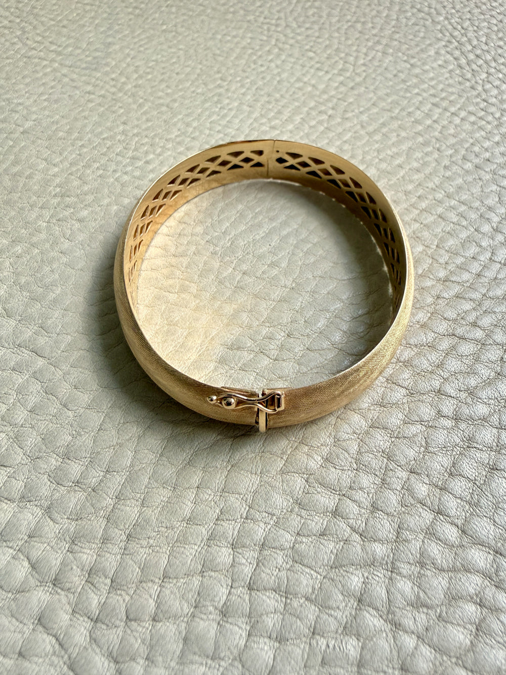 18k Gold Italian Midcentury Hinged bangle - 6.9 inch interior circumference