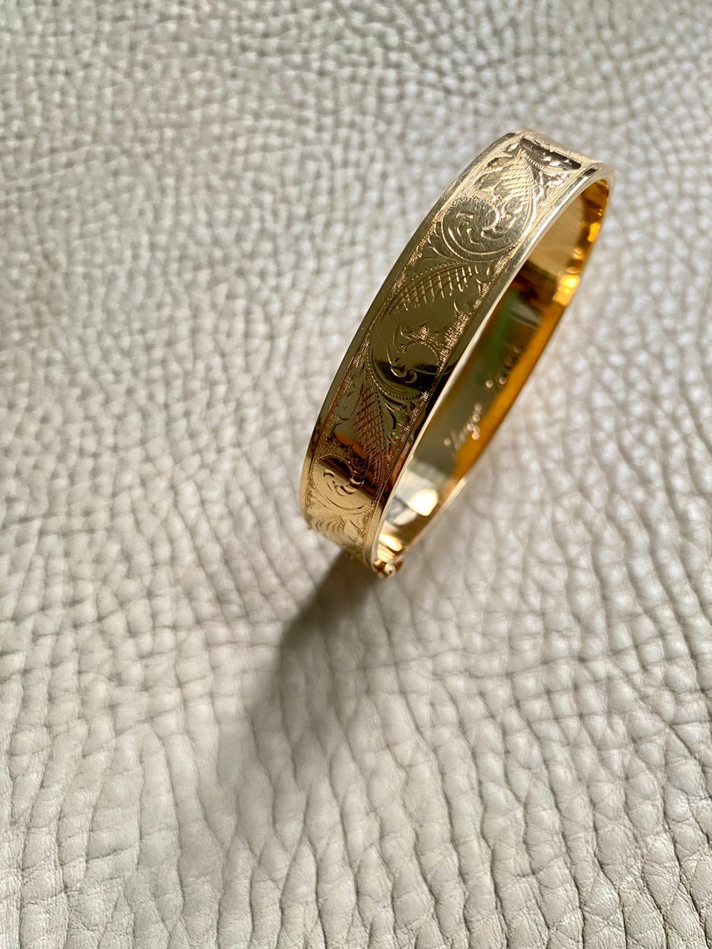 1962 Wide Hinged Bangle in 18k gold - Etched Curls Pattern - Stockholm, Sweden - Size 7