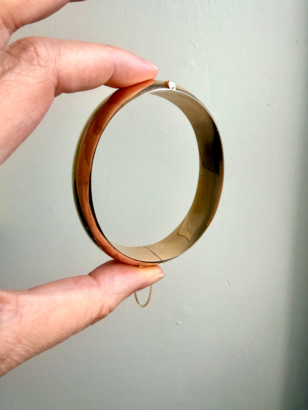BEAUTIFUL! 1966 Finnish Vintage Round Wide Hinged Bangle 14k Gold- 7.3 inch interior circumference